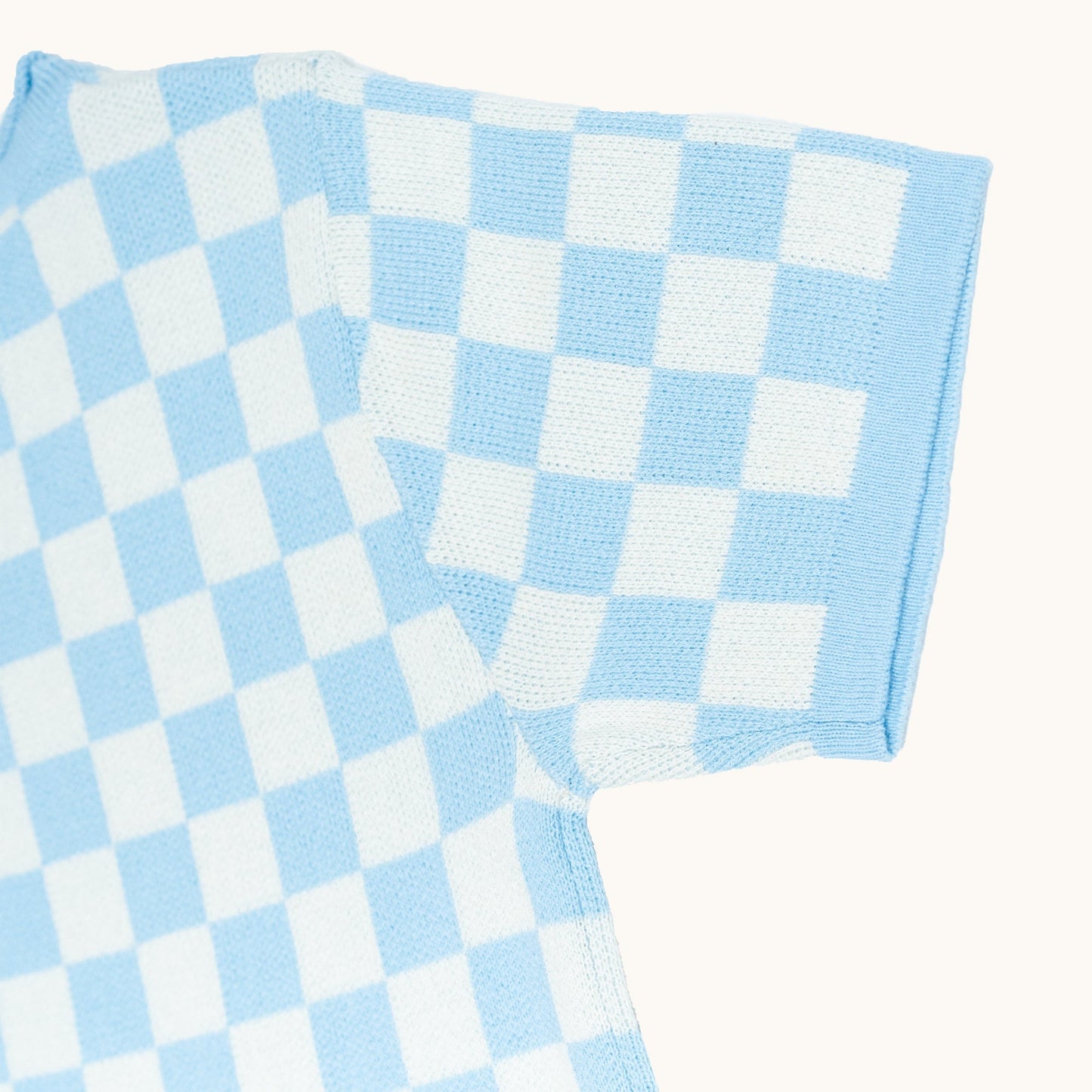 KNITTED CHECKERED ORGANIC TEE; 100% Organic Cotton; Made from GOTS-certified organic cotton; CHECKERED' Jacquard pattern; Rolled edge at the neck band; Rib finish at hem and cuffs; Dropped shoulder; Relaxed fit.