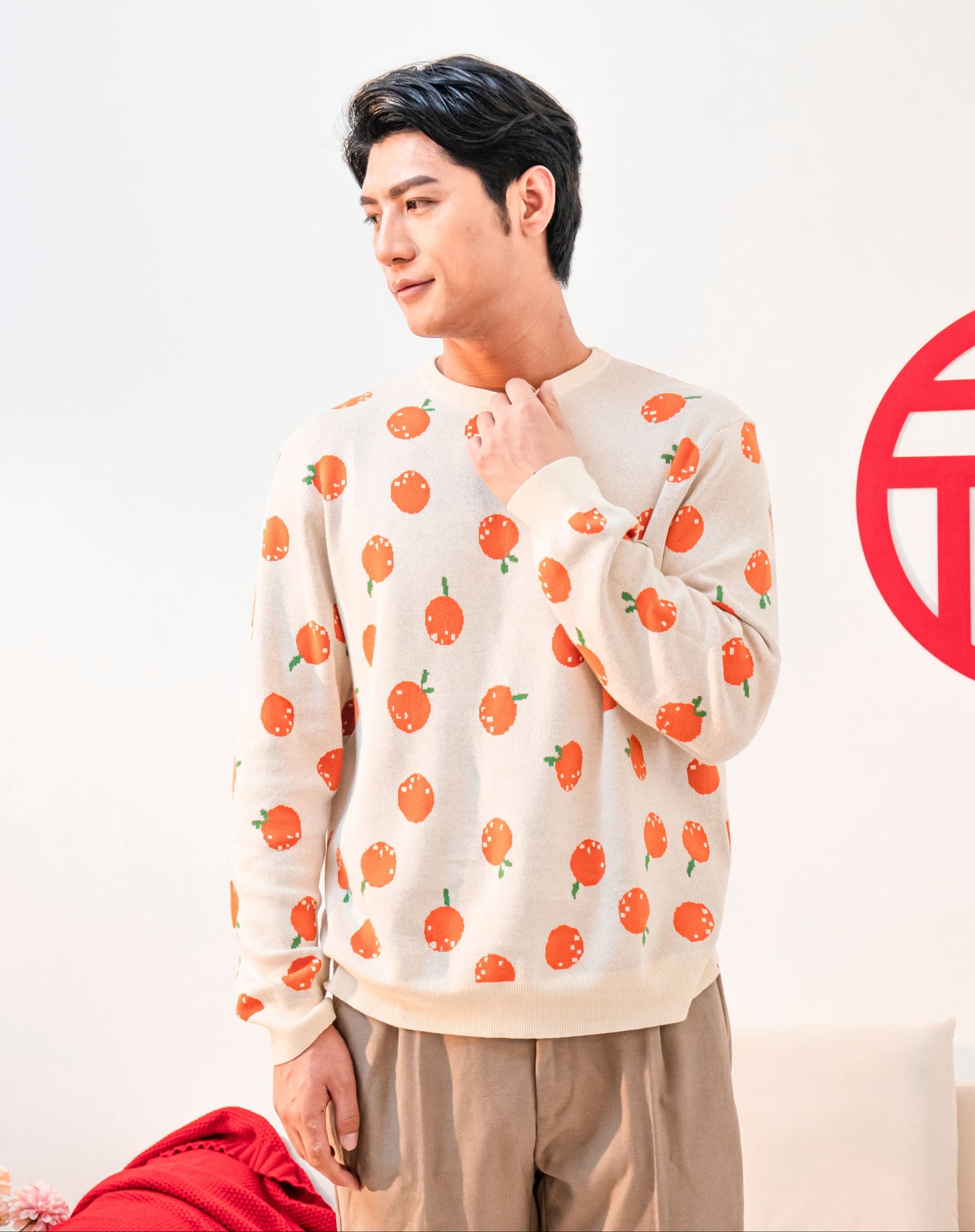 MEN KNITTED PULL OVER - CNY; 100% Organic Cotton; Jacquard Pull Over made from GOTS-certified organic cotton; 'Tangerine' Jacquard pattern; Rib finish at neck, cuffs and hem; Dropped shoulder; Relaxed fit; Model wears size L.