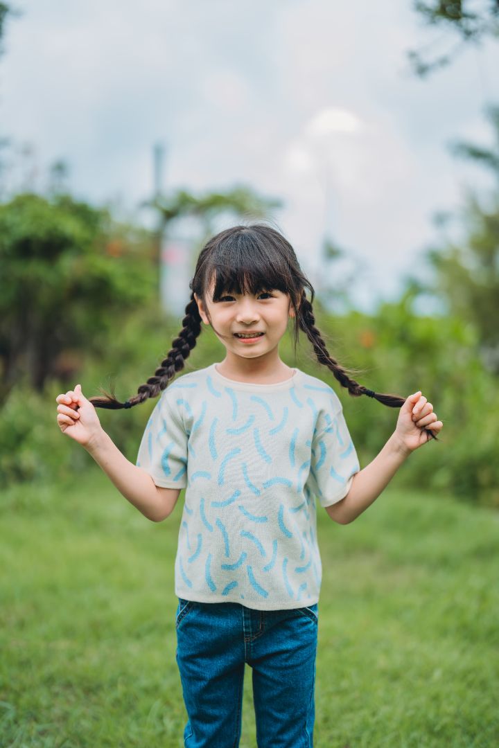 KNITTED BRUSH ORGANIC TEE – BABY BLUE/CREAM - Petit Smiles