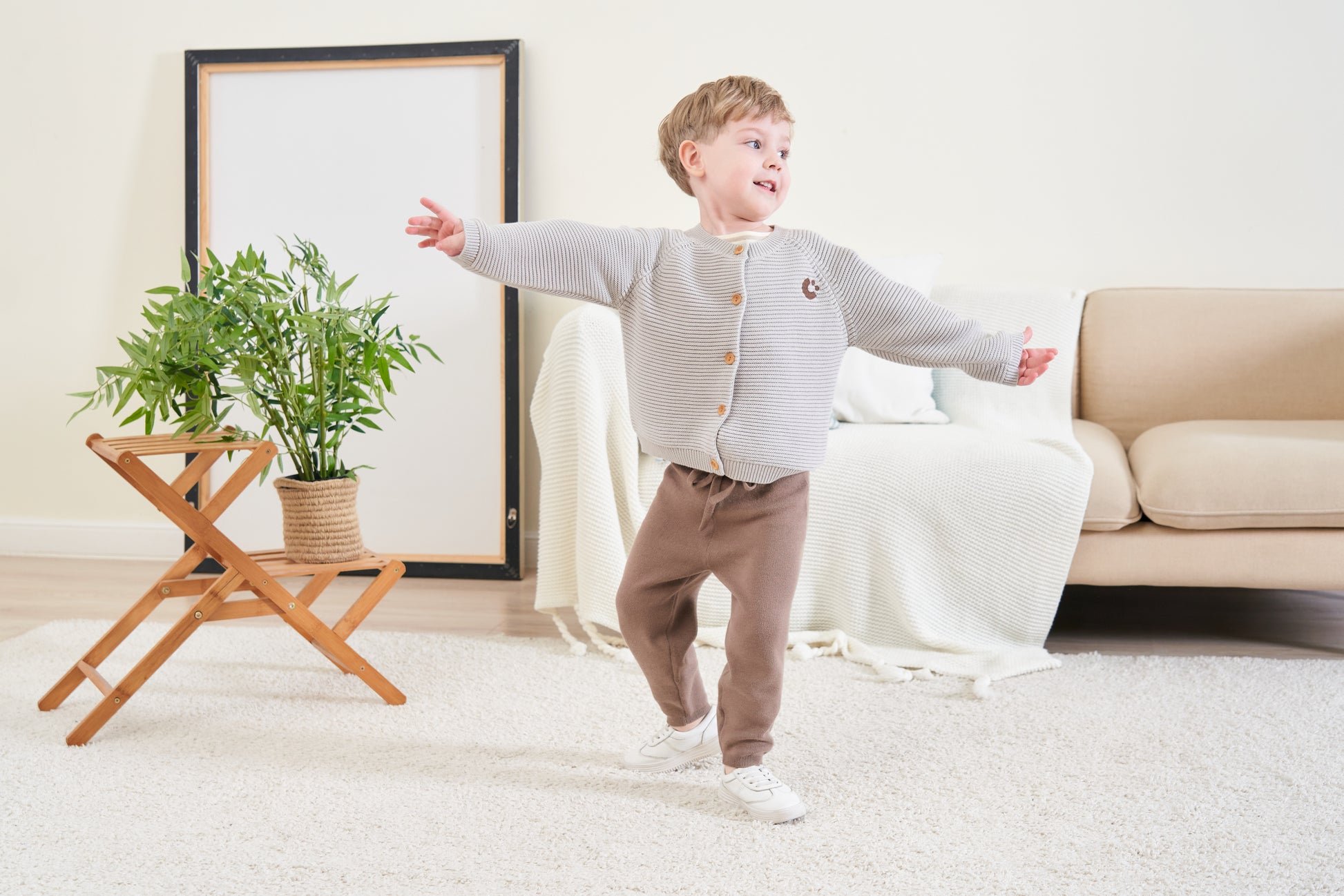 ORGANIC BOTTON UP CARDIGAN - SMILES; 100% Organic Cotton; Classy Knit Cardigan with&nbsp;wooden button detail made from GOTS-certified organic cotton. 