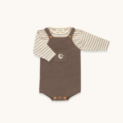 KNITTED SINGLESUIT - CHOCO; 100% Organic Cotton; Jacquard singletsuit made from GOTS-certified organic cotton; Features convenient press snaps at the crotch for effortless dressing; Rib finish and neck, armholes and leg opening.